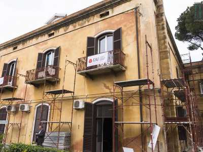 Parliamo di un palazzotto di colore ocra costruito nel lontano 1822 come dimora rurale della famiglia Lamberti e poi acquistata dal ricco imprenditore austro-tedesco Guglielmo Lindemann, proprietario a Bari di una fiorente fabbrica metallurgica nel XIX secolo